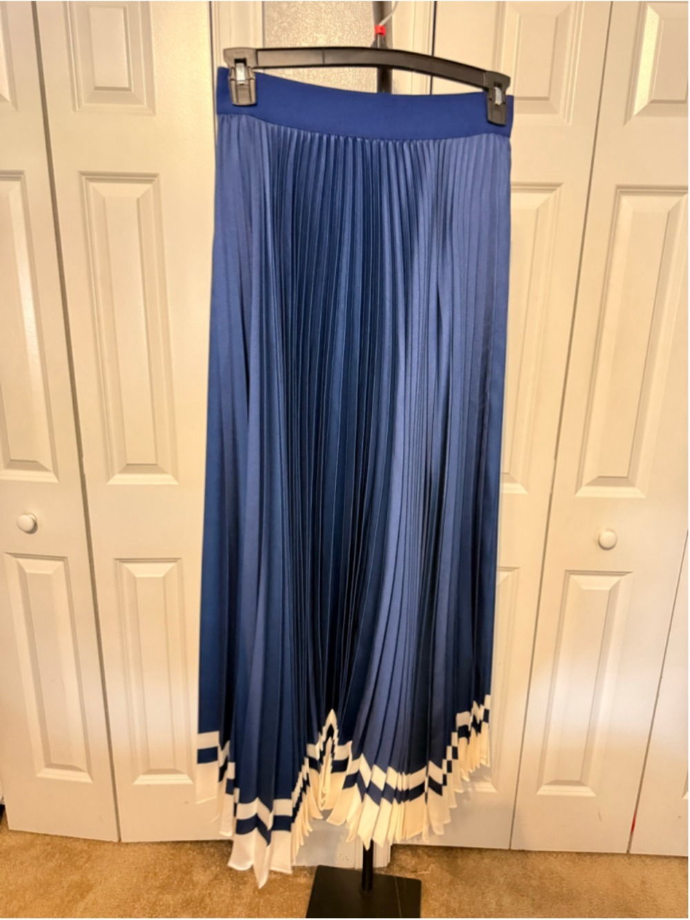 Women's Alice and Olivia Blue and White Pleated Maxi Skirt - Picture 3 of 7